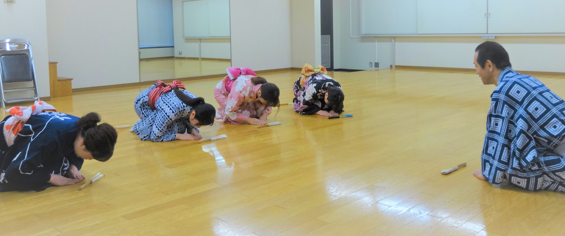 先生に挨拶をする生徒