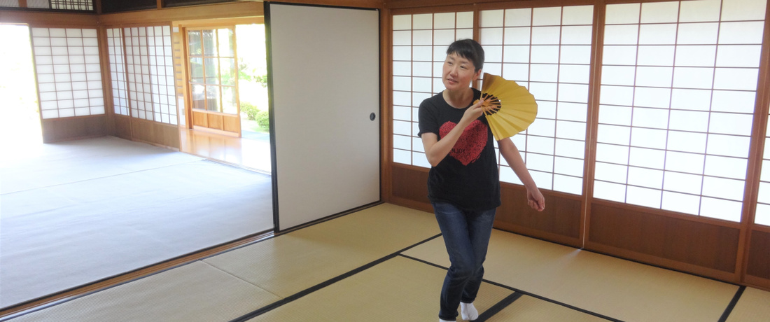 私服で踊りを踊る生徒